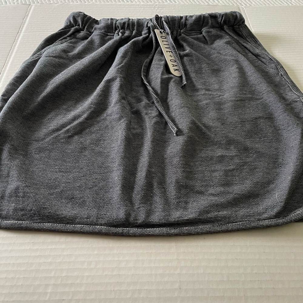 * NEW LISTING. Olive oak skirt lg